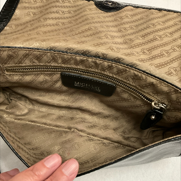 MICHAEL KORS BLACK LEATHER WRISTLET - Picture 5 of 6